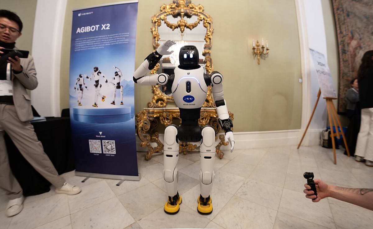 Robô humanoide AGIBOT X2 exposto em um estande de feira de tecnologia