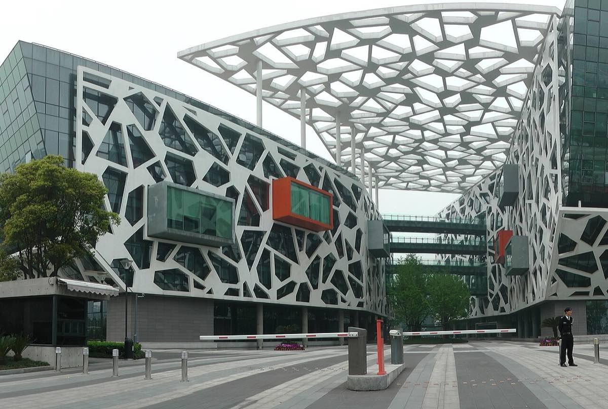 Vista aérea da sede do Alibaba Group em Hangzhou, na China, com prédios de vidro em formato ondulado