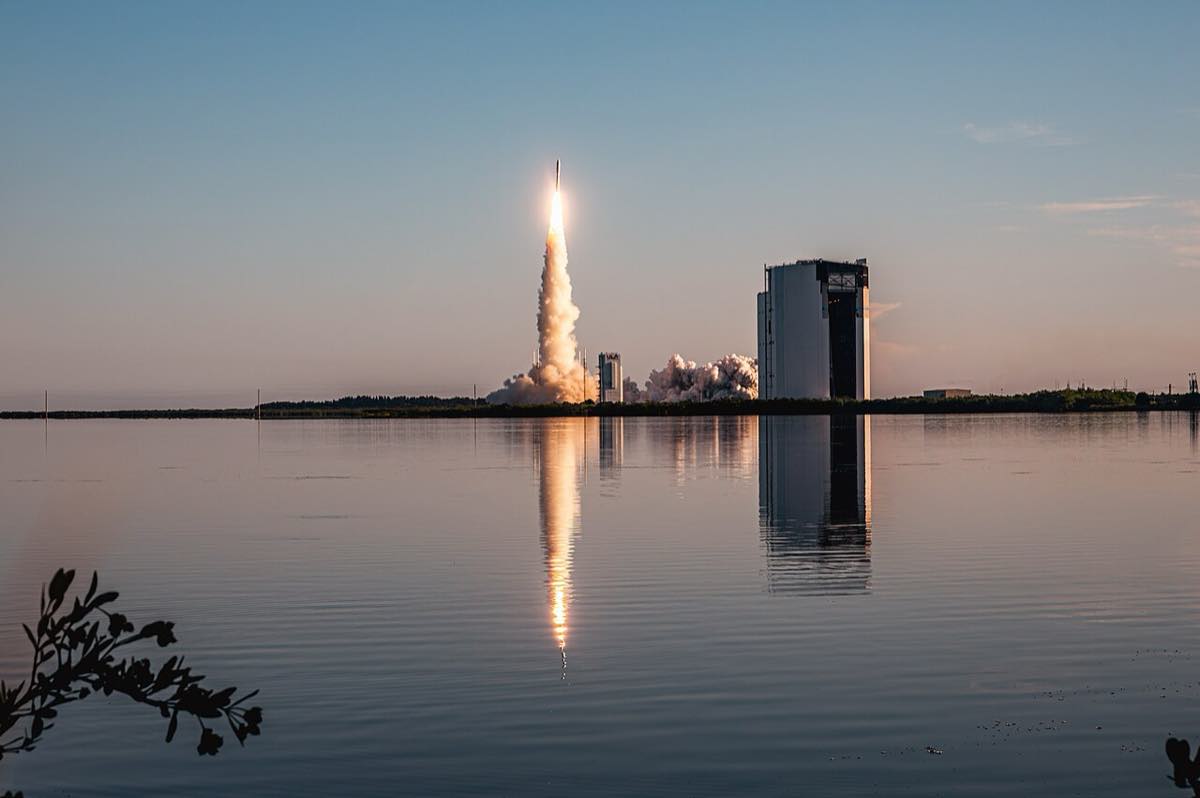 Foguete Atlas V decolando com satélites do Project Kuiper em Cabo Canaveral