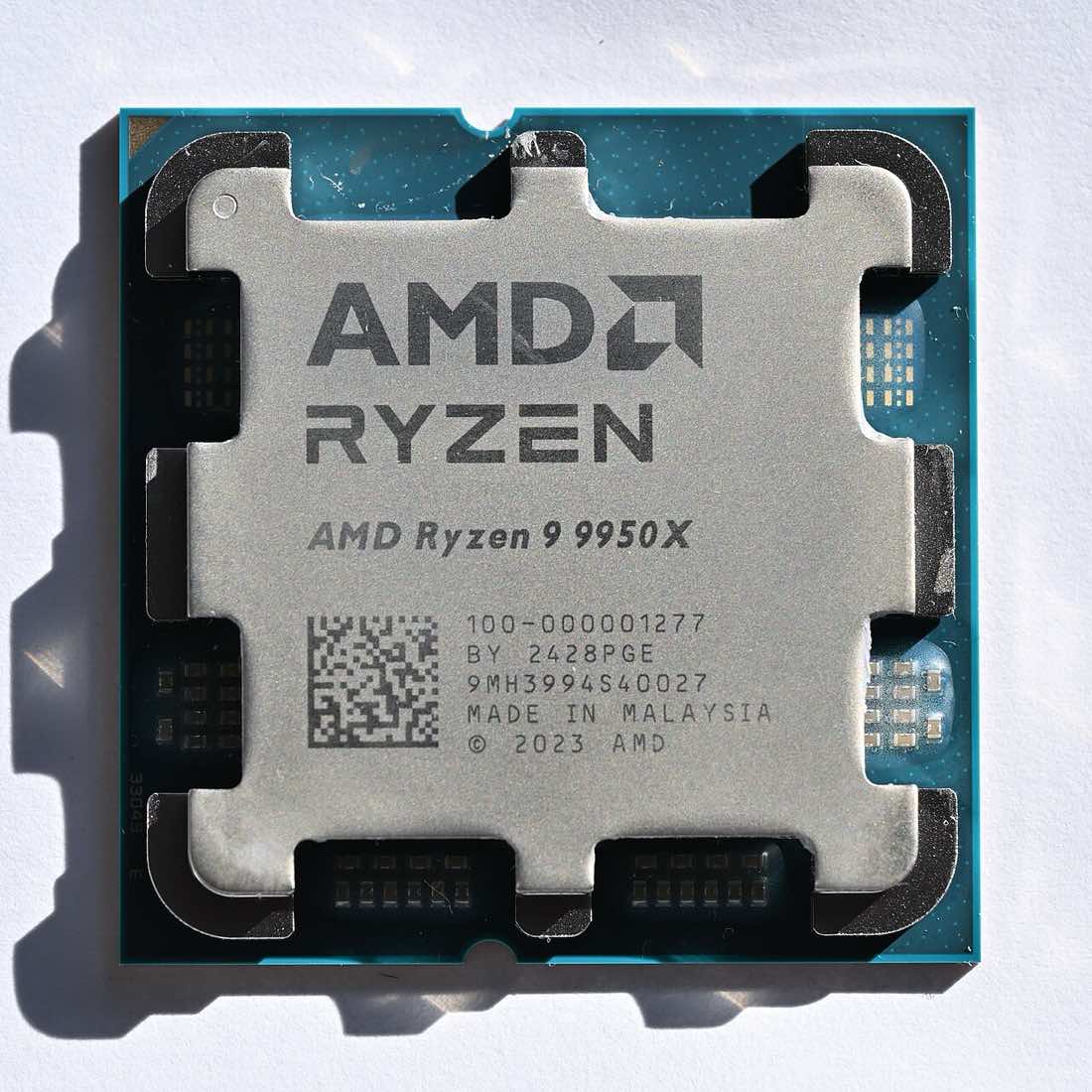 Processador AMD Ryzen 9 visto de cima, com o dissipador metálico à mostra