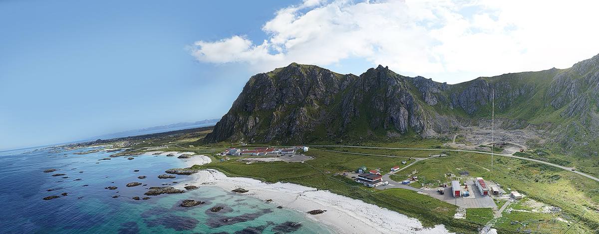 Vista aérea da enseada de Oksebåsen, na ilha de Andøya, na Noruega, onde fica o centro espacial