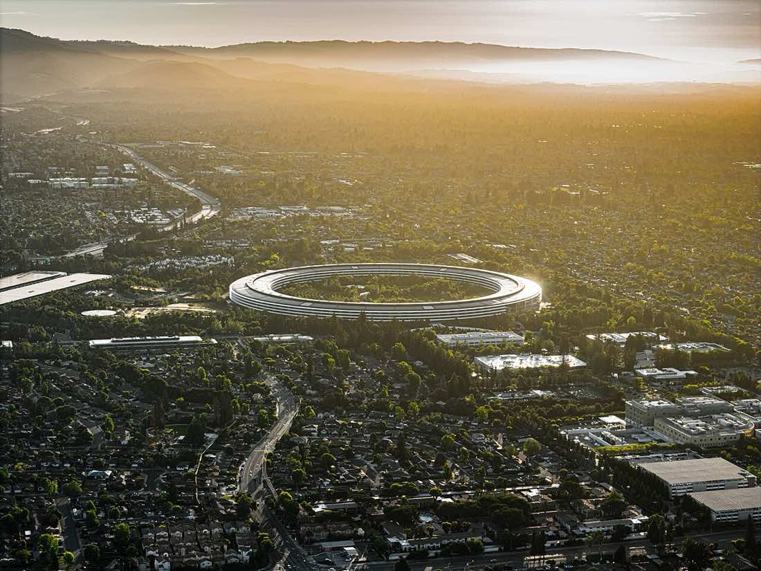 Vista aérea do edifício circular do Apple Park, sede da Apple em Cupertino, na Califórnia