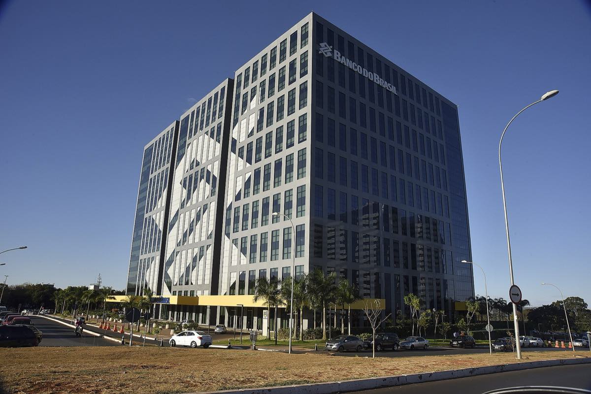 Fachada do edifício-sede do Banco do Brasil em Brasília, visto da rua sob céu azul