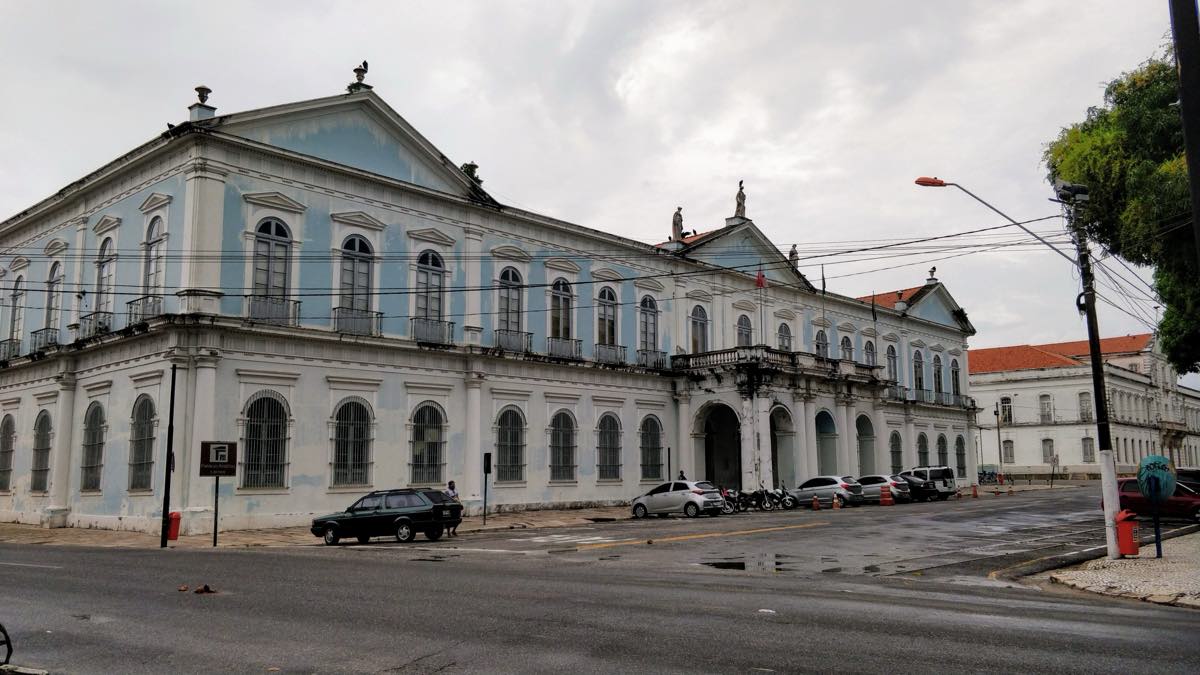 Fachada da sede da Prefeitura de Belém, no Pará, prédio histórico azul-claro de dois andares com janelas em arco, fotografado em 2018