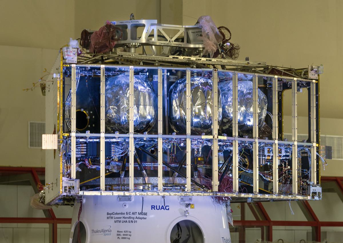 O Módulo de Transferência de Mercúrio da BepiColombo montado no centro de testes da ESA, com a estrutura octogonal e os painéis solares recolhidos