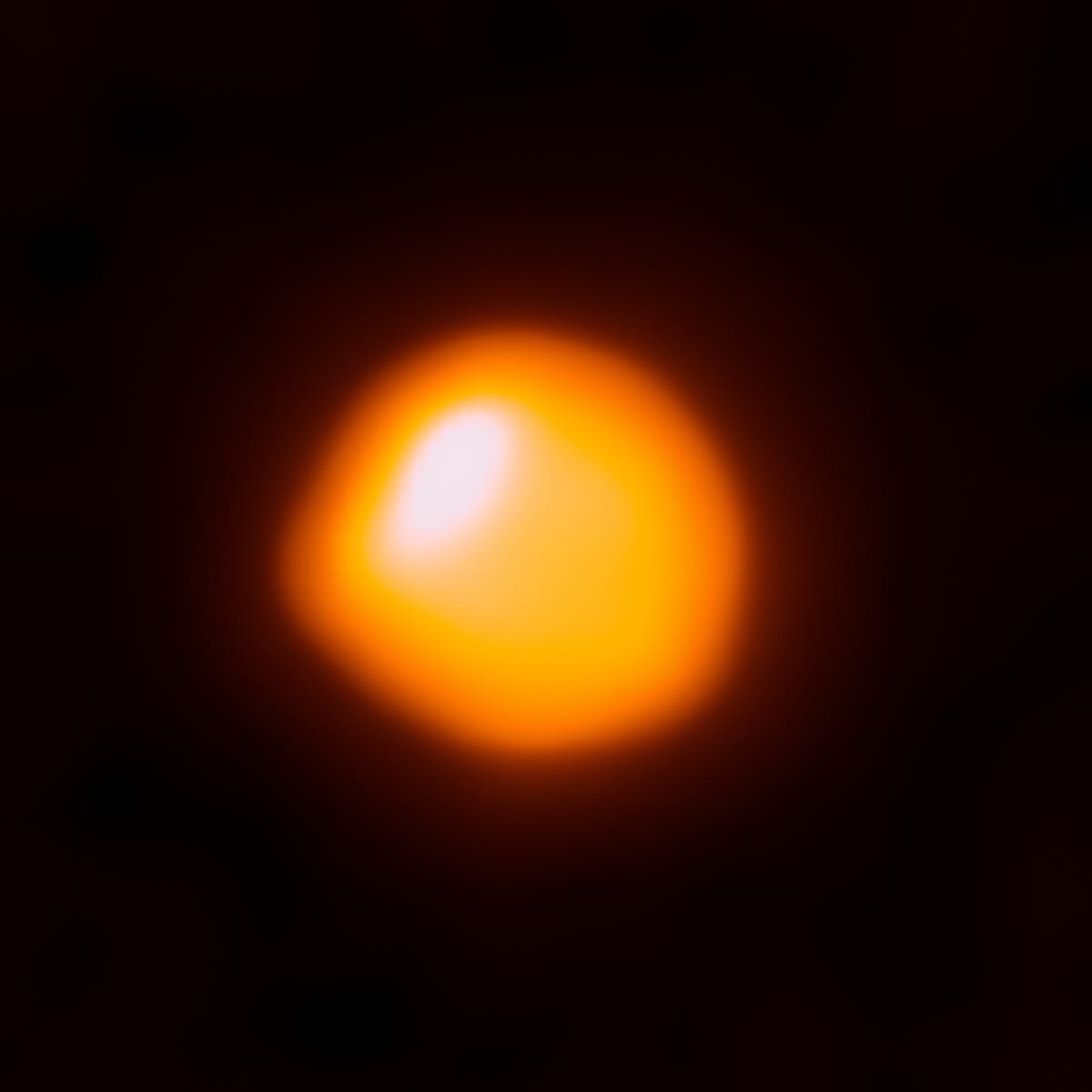 Imagem da supergigante vermelha Betelgeuse obtida por radiotelescópio, mostrando o disco da estrela com regiões mais quentes e mais frias