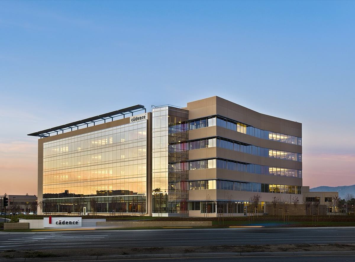 Fachada da sede da Cadence Design Systems.