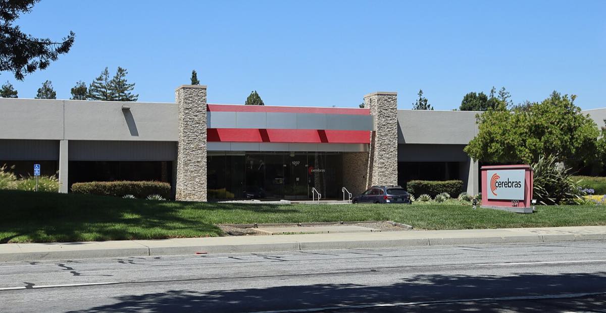 Prédio de escritórios envidraçado em Sunnyvale, Califórnia, sede da Cerebras Systems