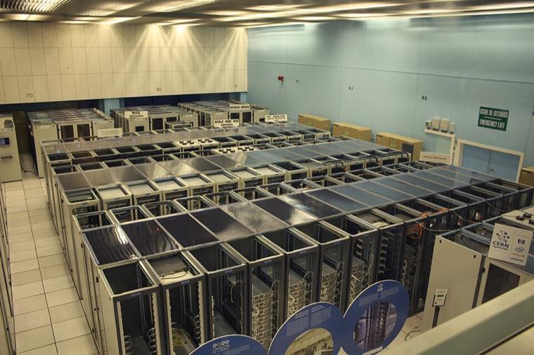 Racks de servidores no data center do CERN: a base física de qualquer IA
