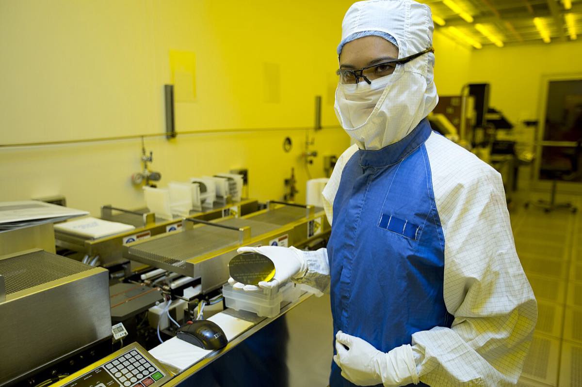 Bolacha de silício sendo manuseada em laboratório