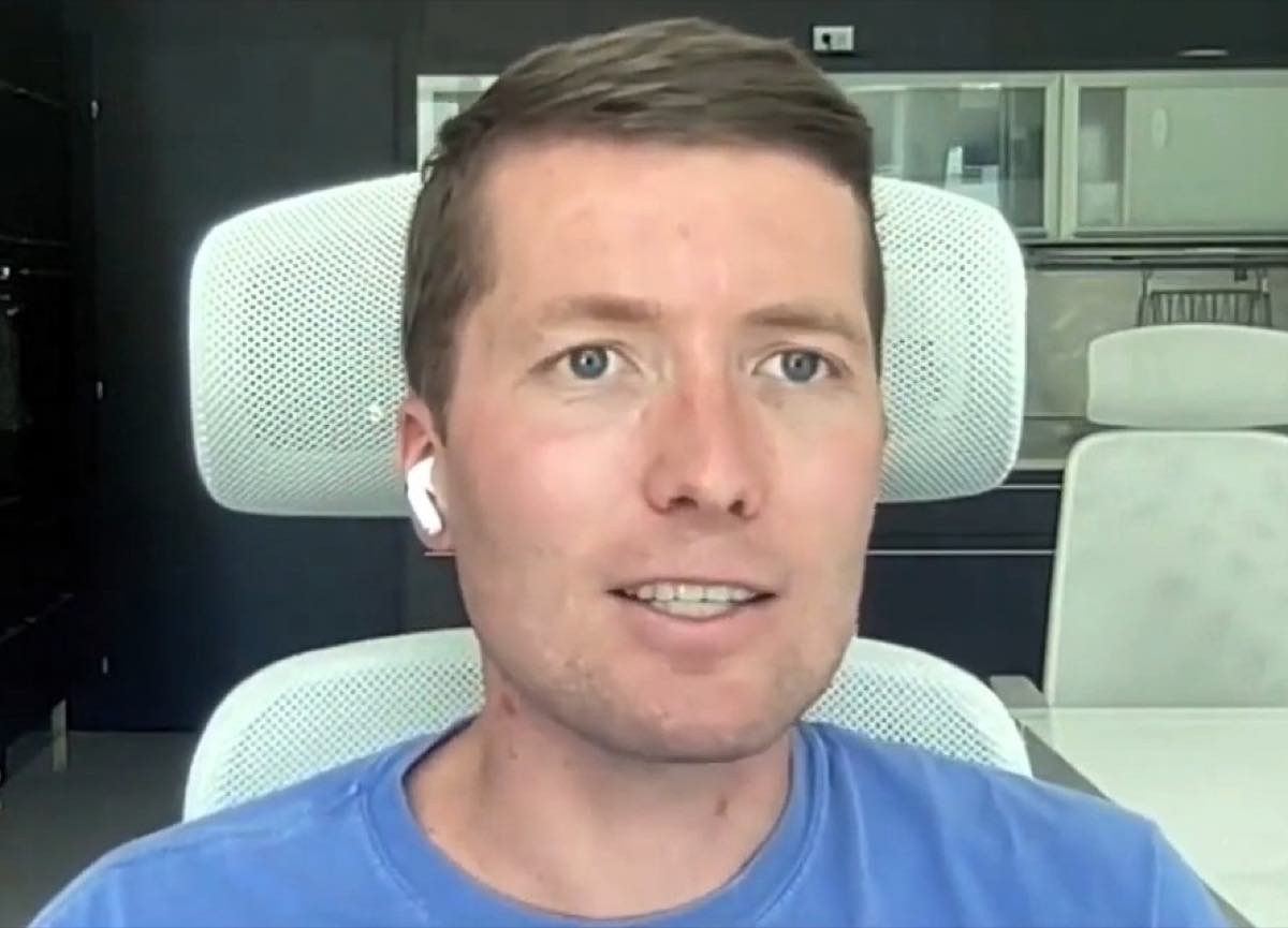 Clément Delangue, CEO da Hugging Face, durante entrevista em estúdio