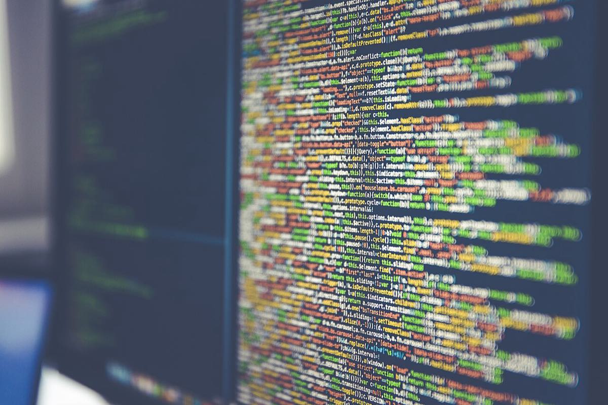 Linhas de código exibidas em um monitor de computador
