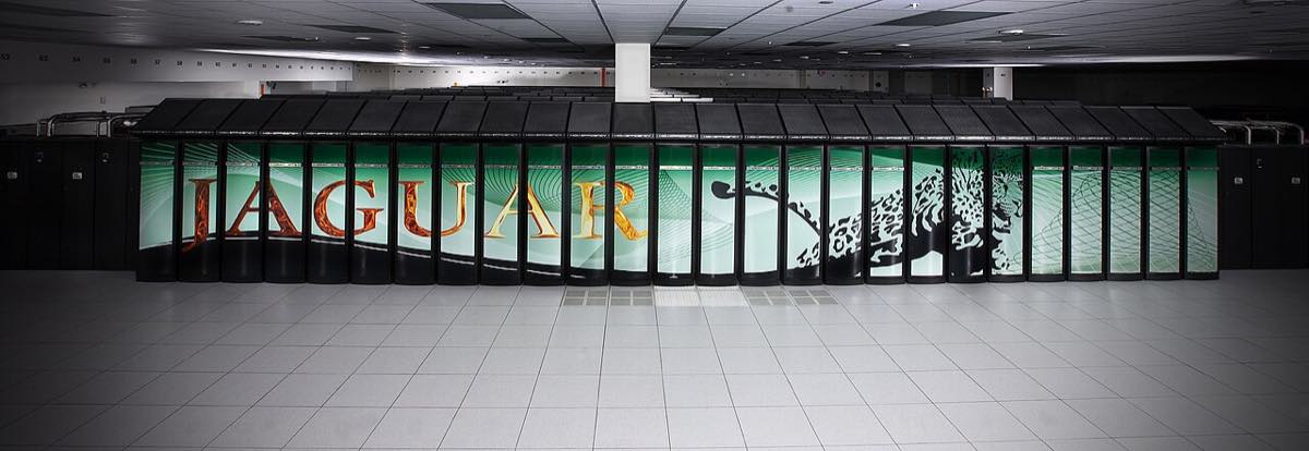 Longa fileira de gabinetes escuros de um supercomputador em um salão de máquinas