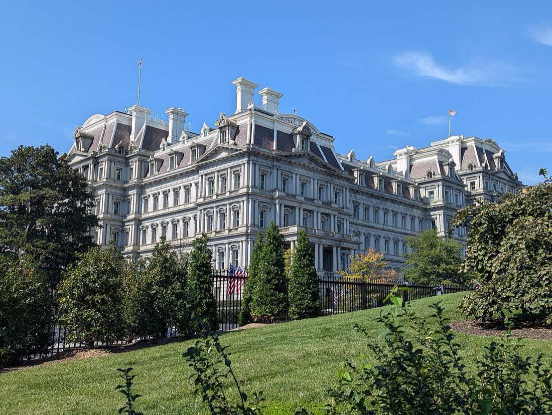 Fachada do Eisenhower Executive Office Building vista do gramado sul da Casa Branca, em Washington