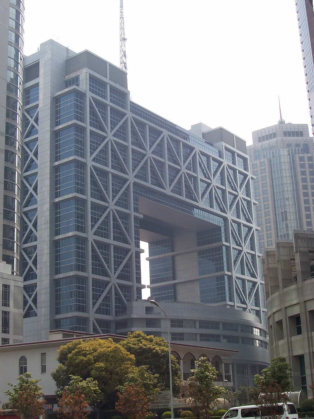 Prédio da Bolsa de Valores de Xangai, no distrito de Pudong, visto de baixo