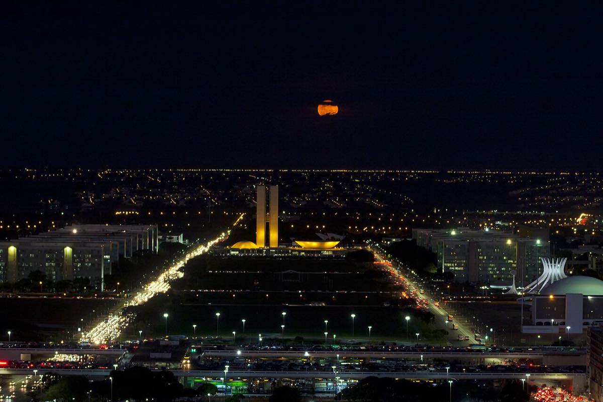 Vista noturna da Esplanada dos Ministérios, em Brasília, com o Congresso Nacional iluminado ao centro