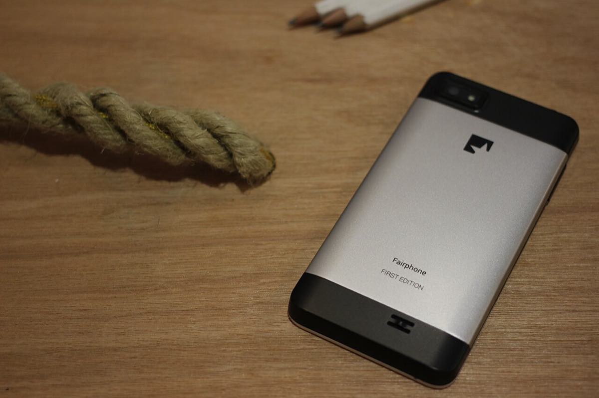 Um smartphone da fabricante holandesa Fairphone segurado na mão.