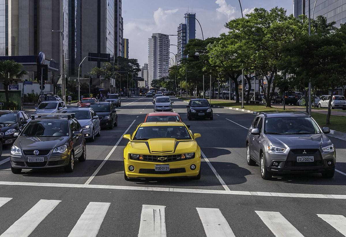 Prédios comerciais e o fluxo da Avenida Brigadeiro Faria Lima, em São Paulo, sob o céu.