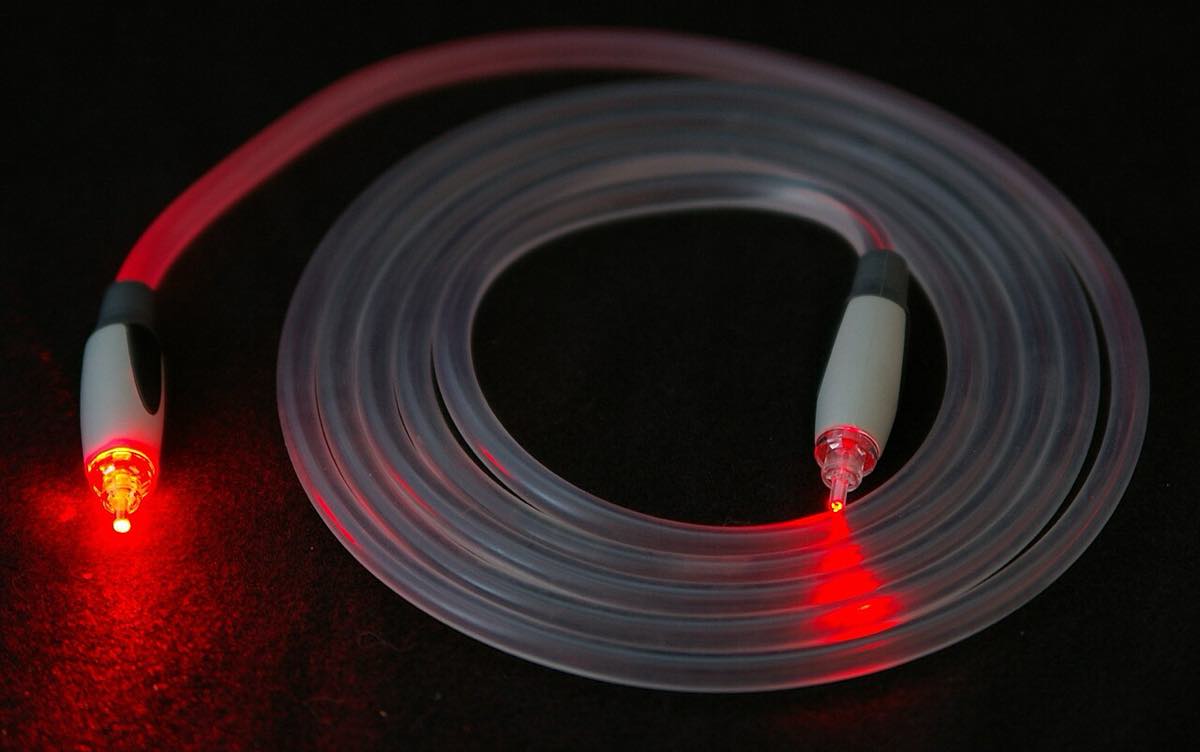 Feixe de fibras ópticas iluminadas, emitindo pontos de luz nas pontas