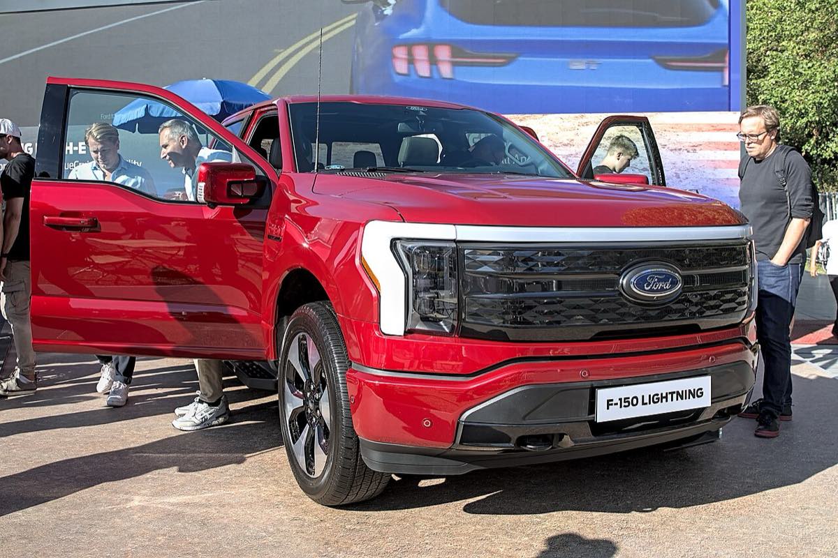 Picape elétrica Ford F-150 Lightning exposta em salão do automóvel