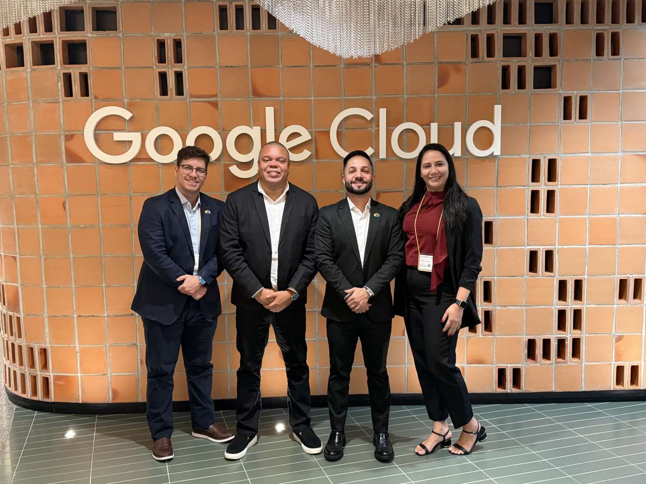 A equipe da SESAB e da PRODEB diante do letreiro do Google Cloud, em São Paulo