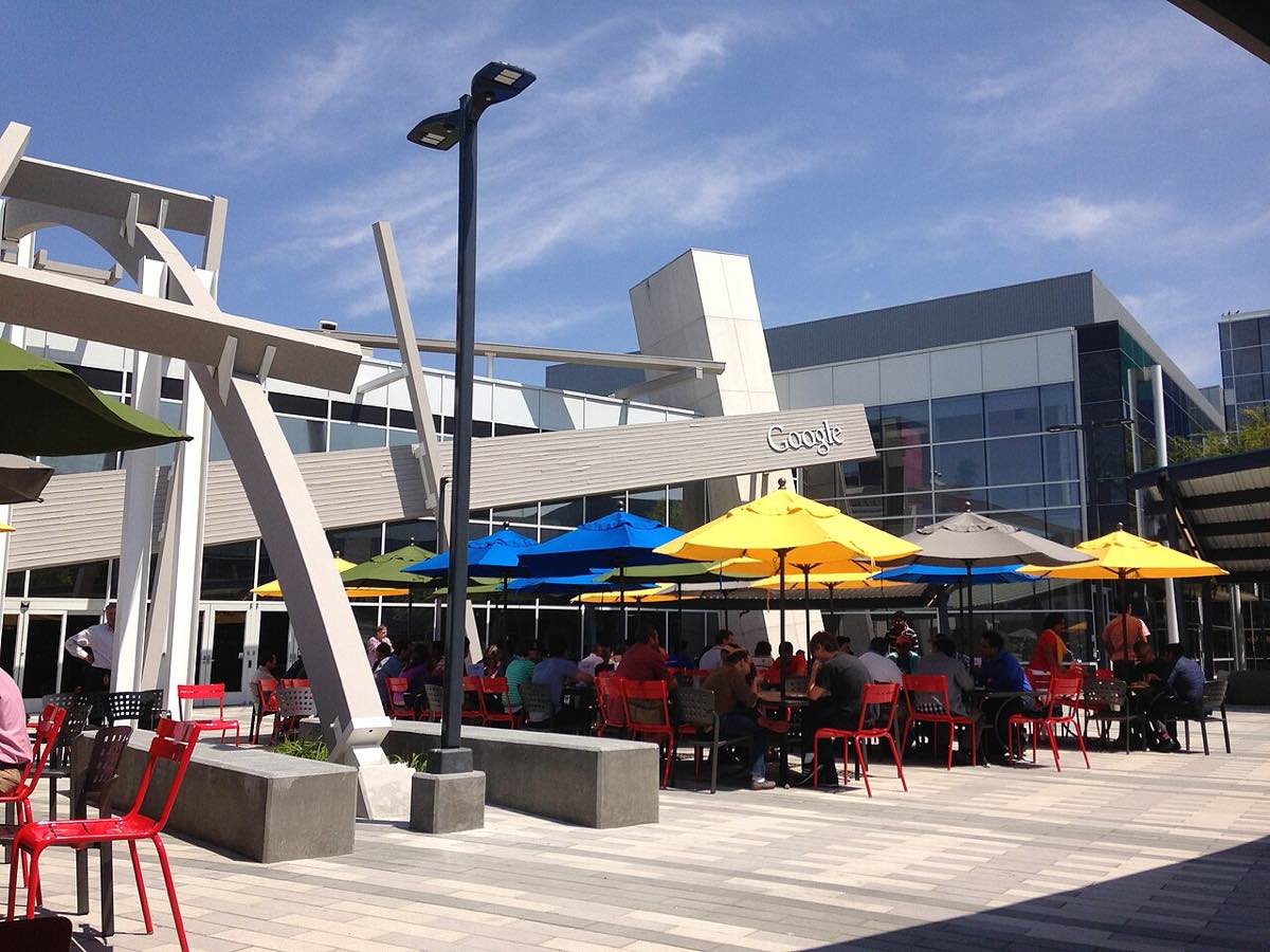 Pátio entre prédios do Googleplex, a sede do Google em Mountain View.