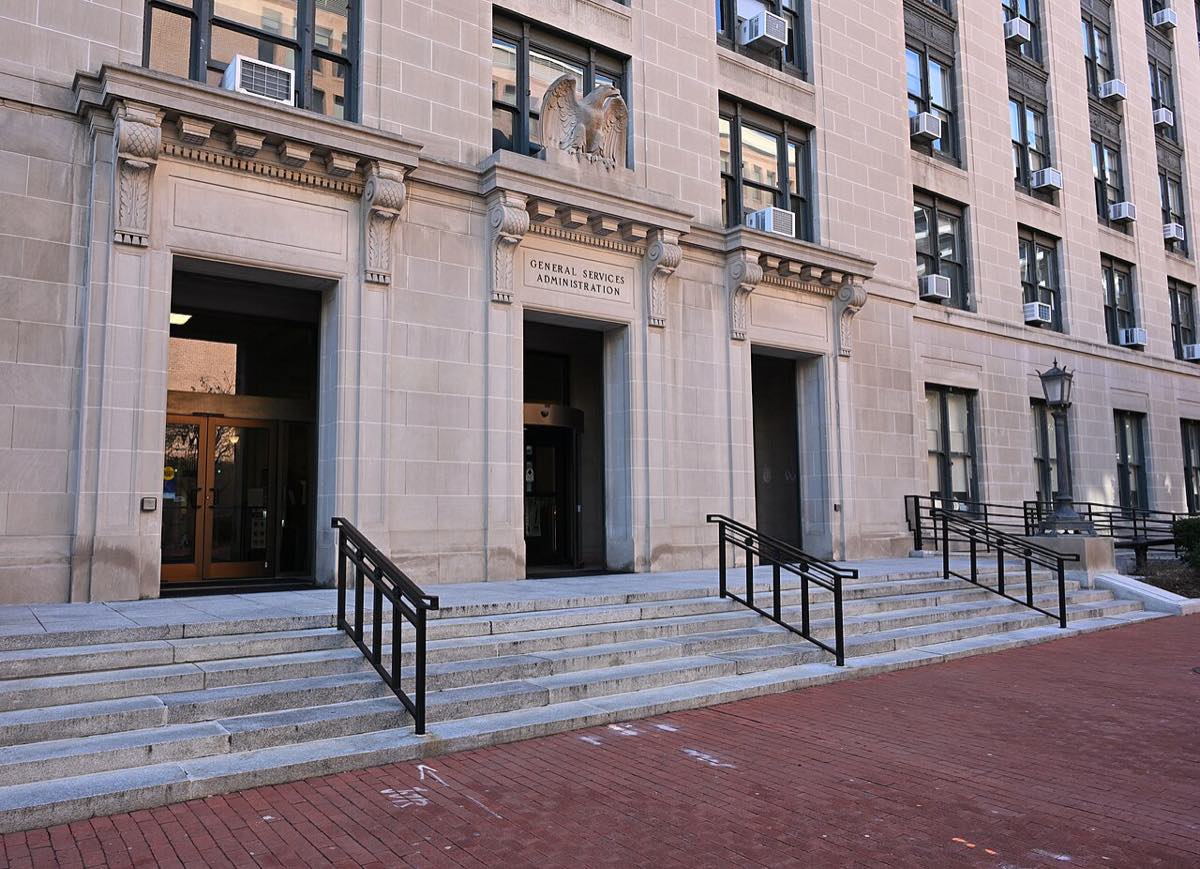 Entrada do prédio-sede da General Services Administration (GSA) em Washington, DC, órgão de compras do governo dos EUA