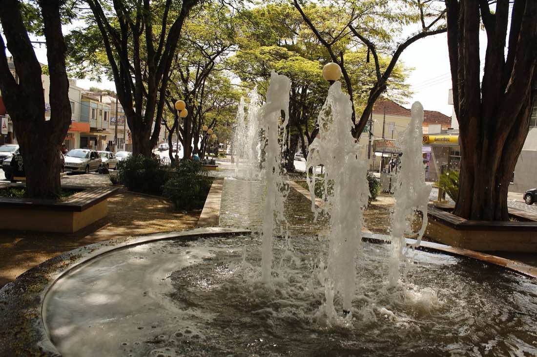 Vista da cidade de Guaxupé, em Minas Gerais, com casario e morros ao fundo