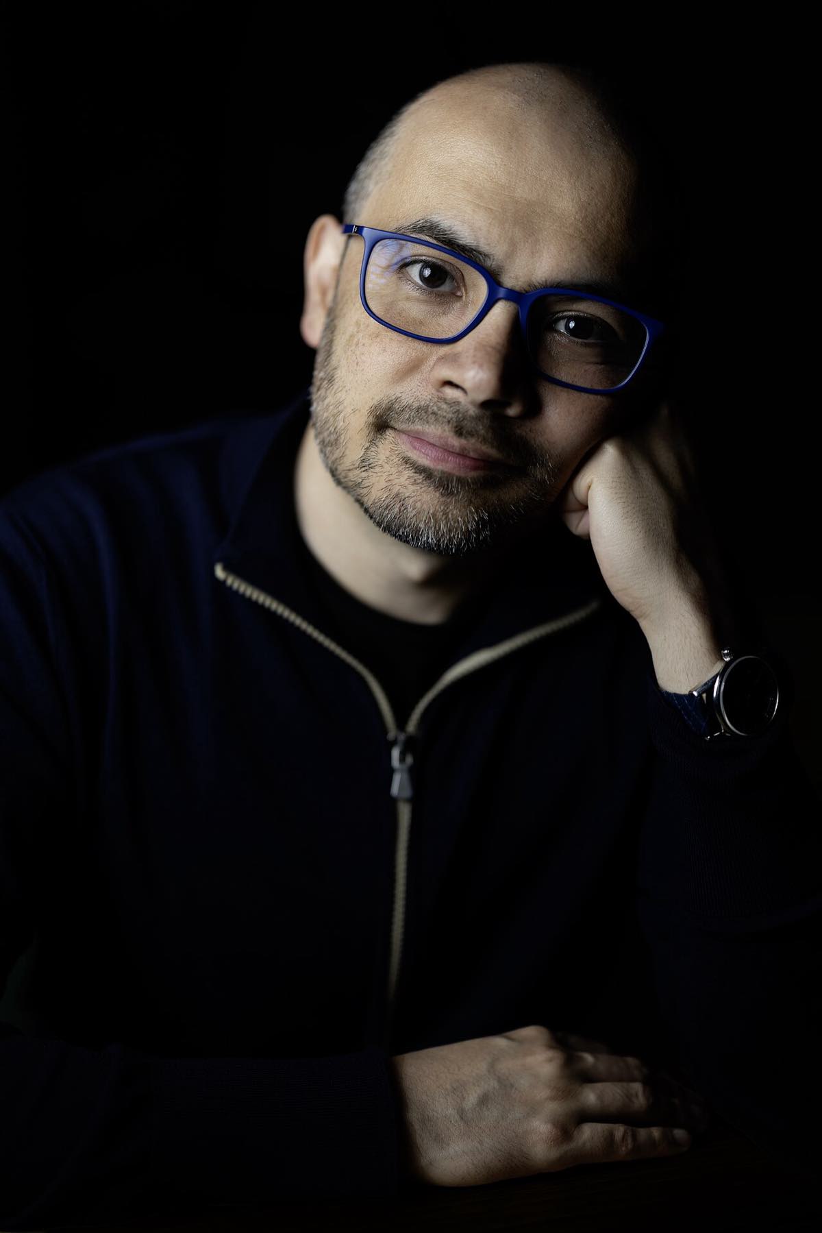 Retrato de Demis Hassabis em 2025