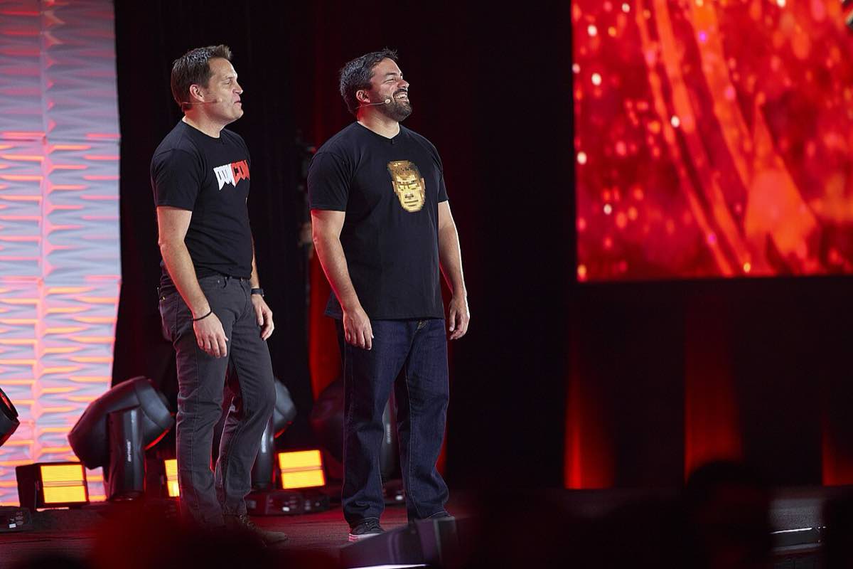 Marty Stratton e Hugo Martin sentados no palco da QuakeCon 2019 durante a apresentação de abertura