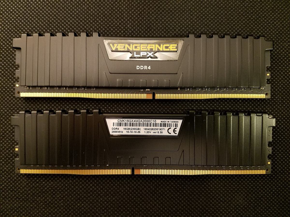 Dois módulos de memória RAM DDR4 Corsair.
