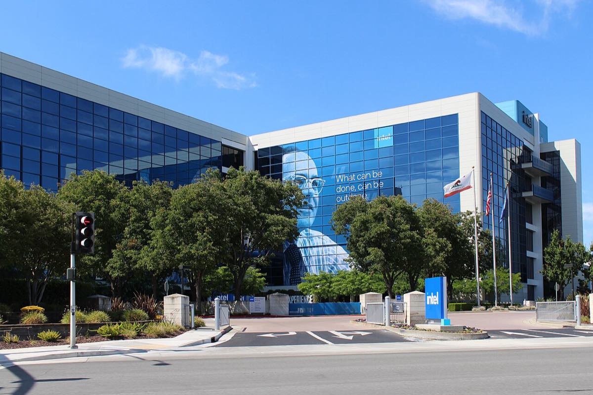 Fachada do Robert Noyce Building, sede da Intel em Santa Clara, na Califórnia, com o letreiro azul da empresa