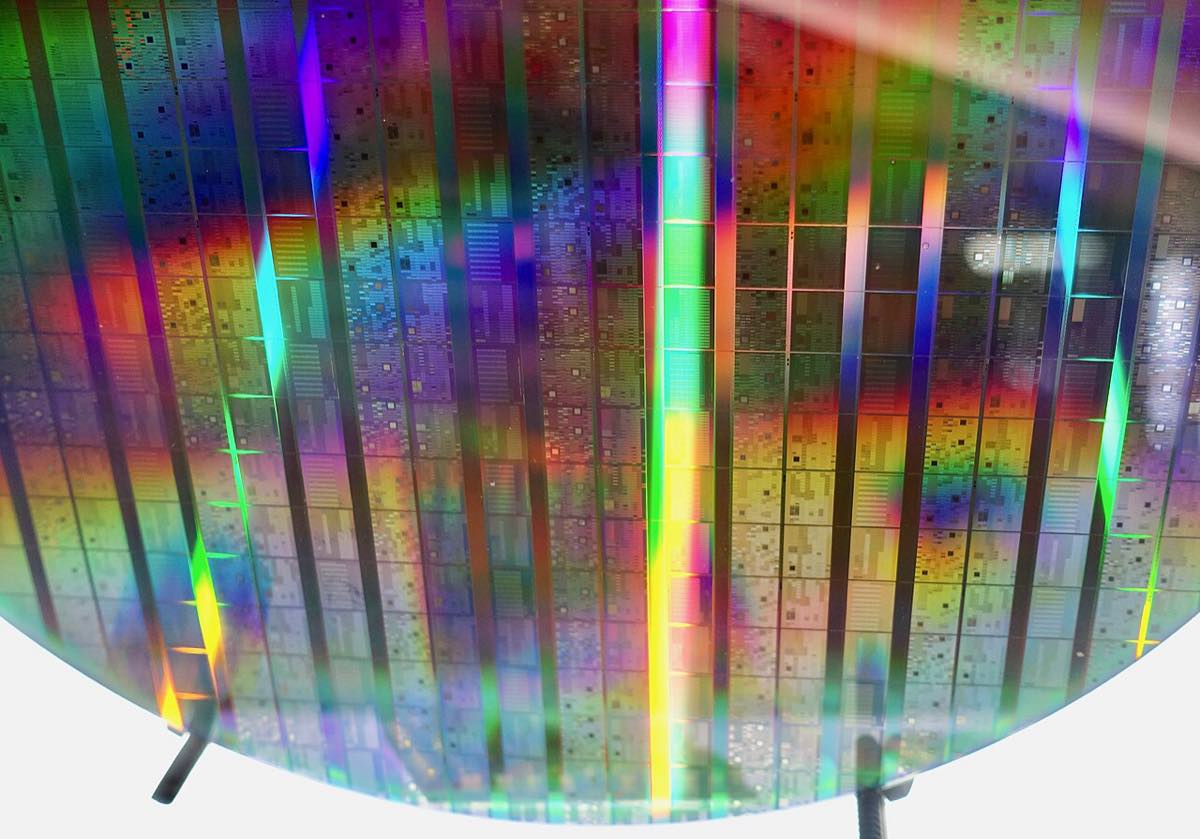 Wafer de silício com chips quânticos experimentais