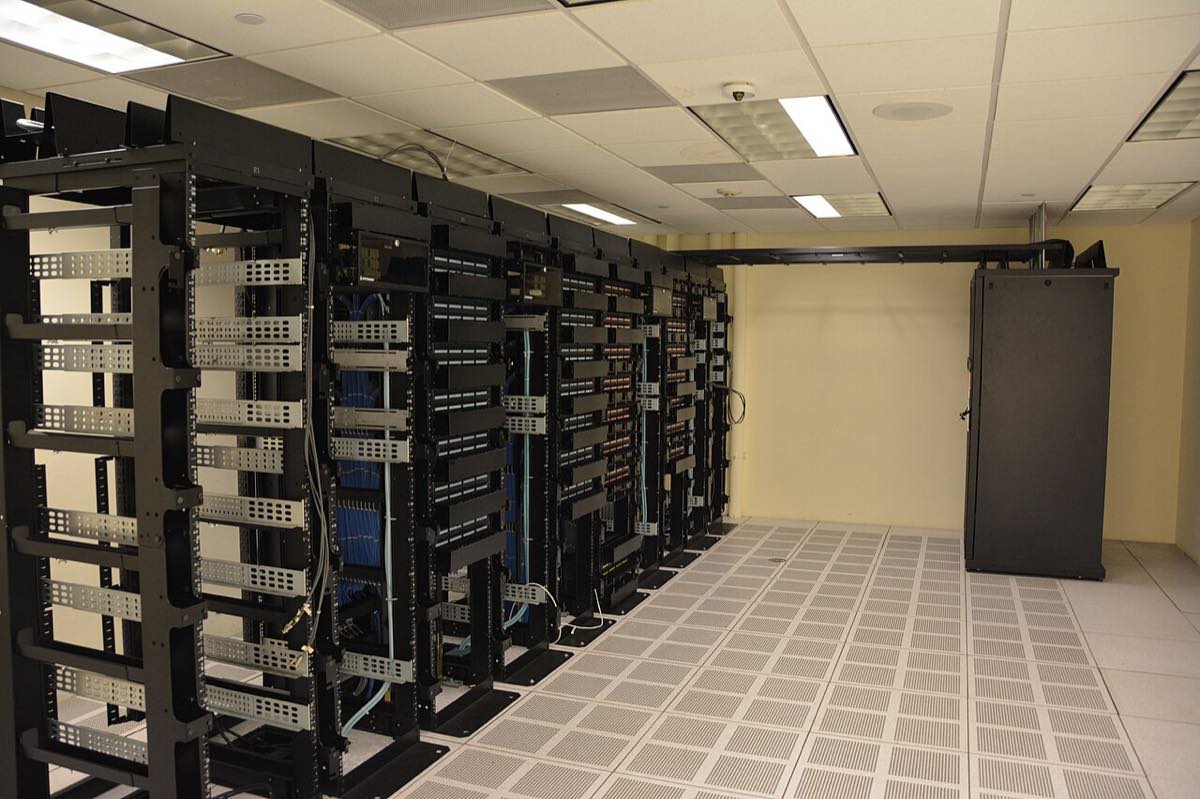 Corredor de racks de servidores iluminado dentro de um data center