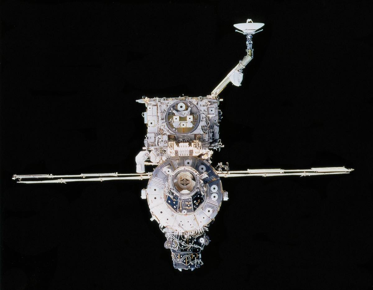 A treliça Z1 e suas antenas sobre o módulo Unity da Estação Espacial Internacional, fotografados contra o preto do espaço