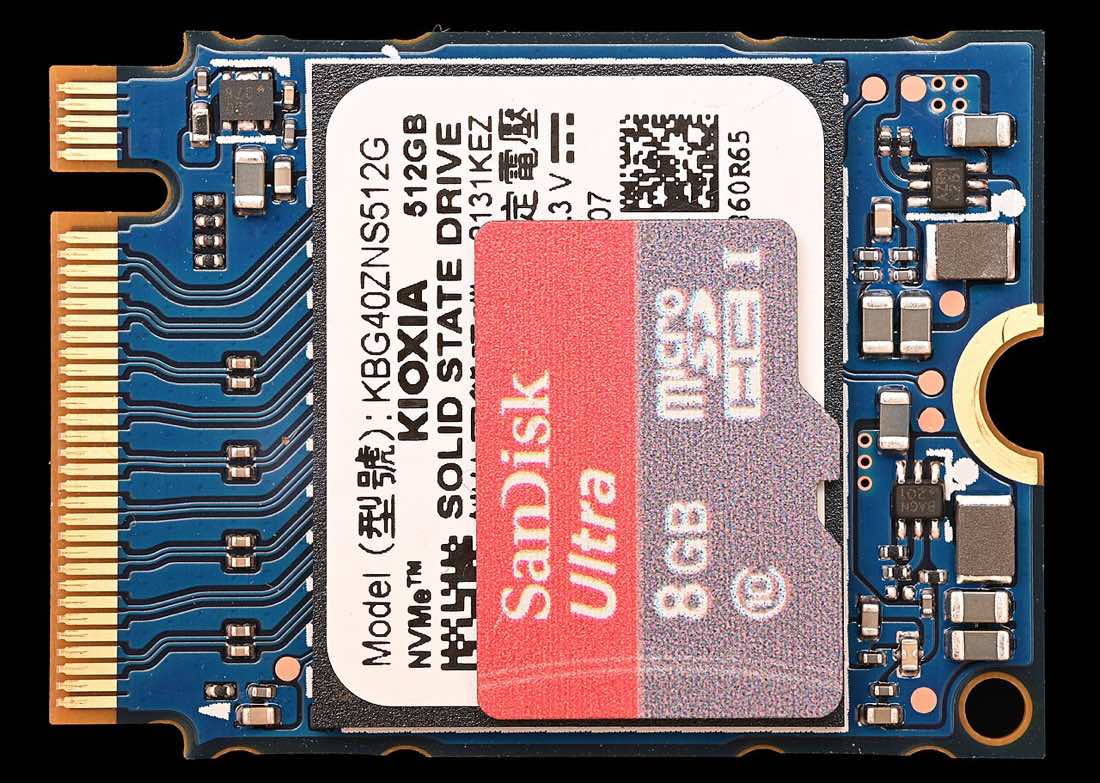 SSD M.2 ao lado de um cartão microSD sobre superfície clara