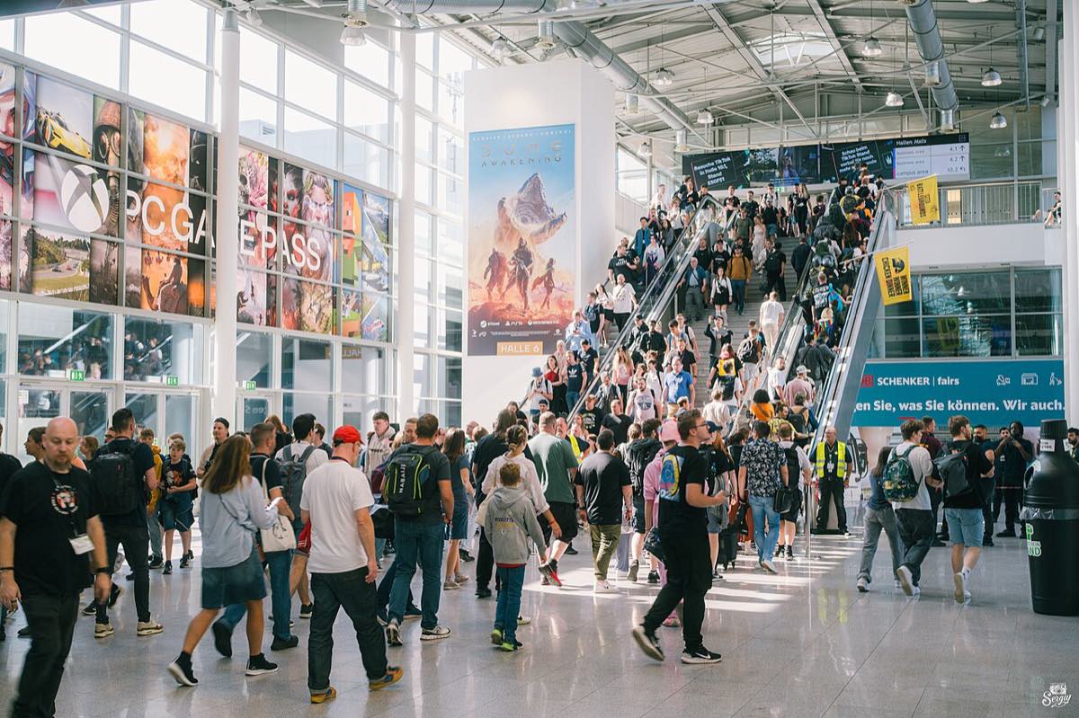 Multidão de visitantes nos corredores da feira de games Gamescom