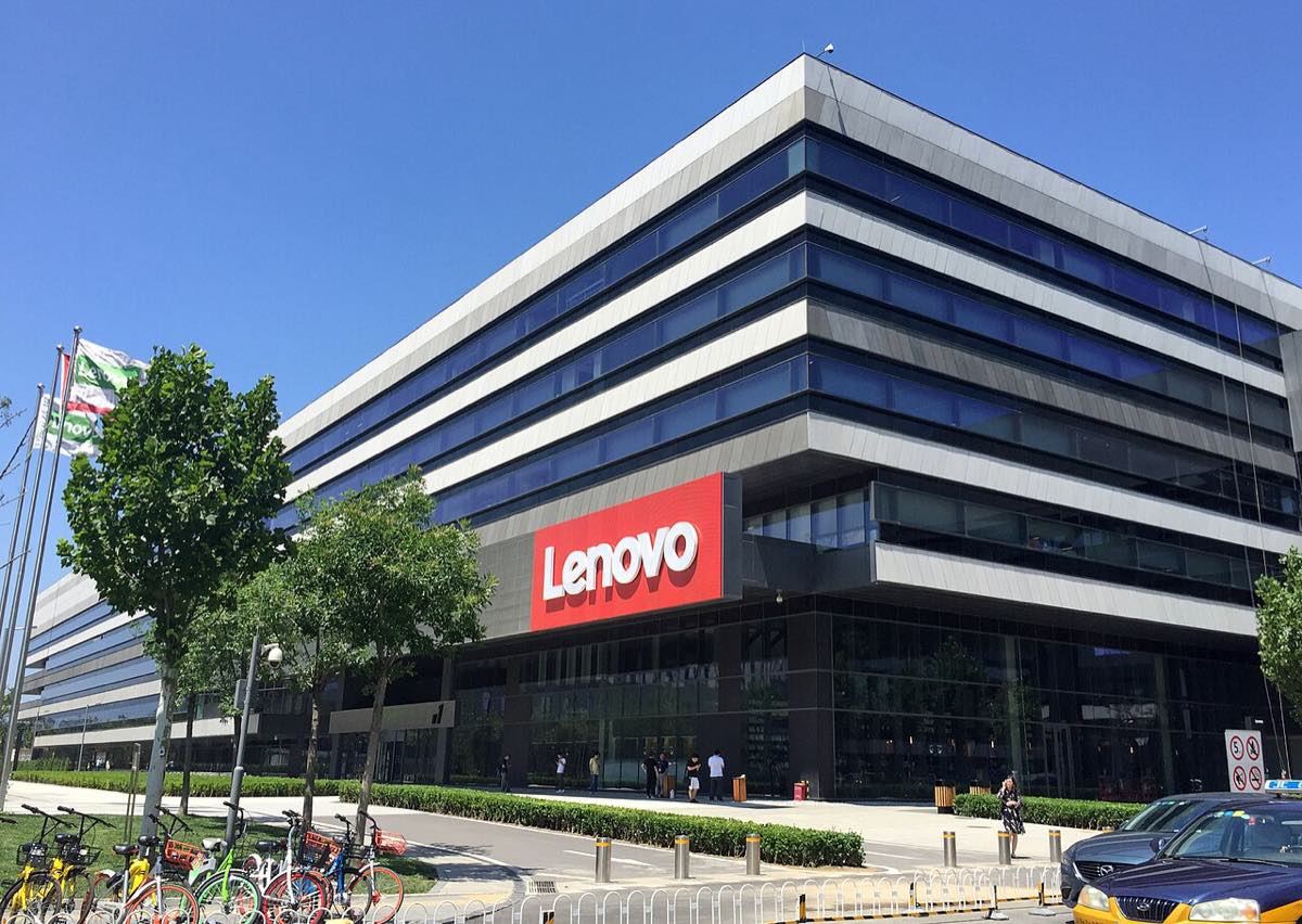 Prédio-sede da Lenovo, edifício de vidro e concreto visto da rua
