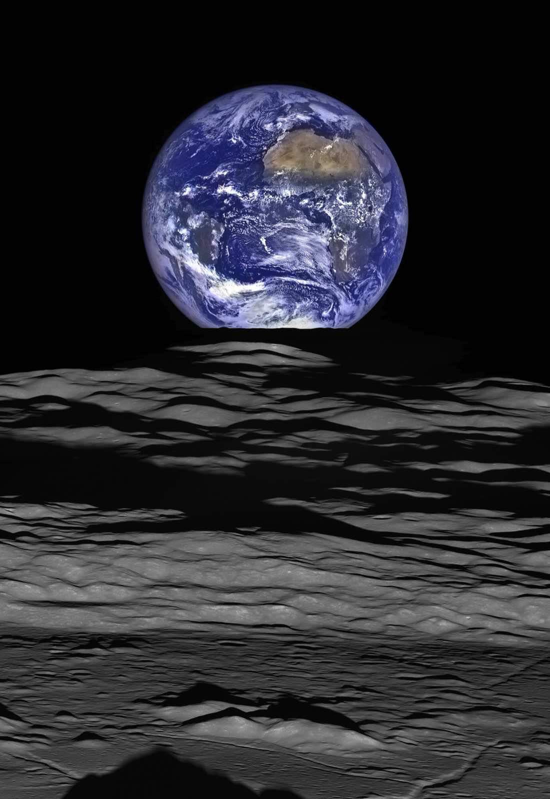 A Terra parcialmente iluminada acima da borda cinzenta e craterada da Lua, fotografada de órbita lunar.
