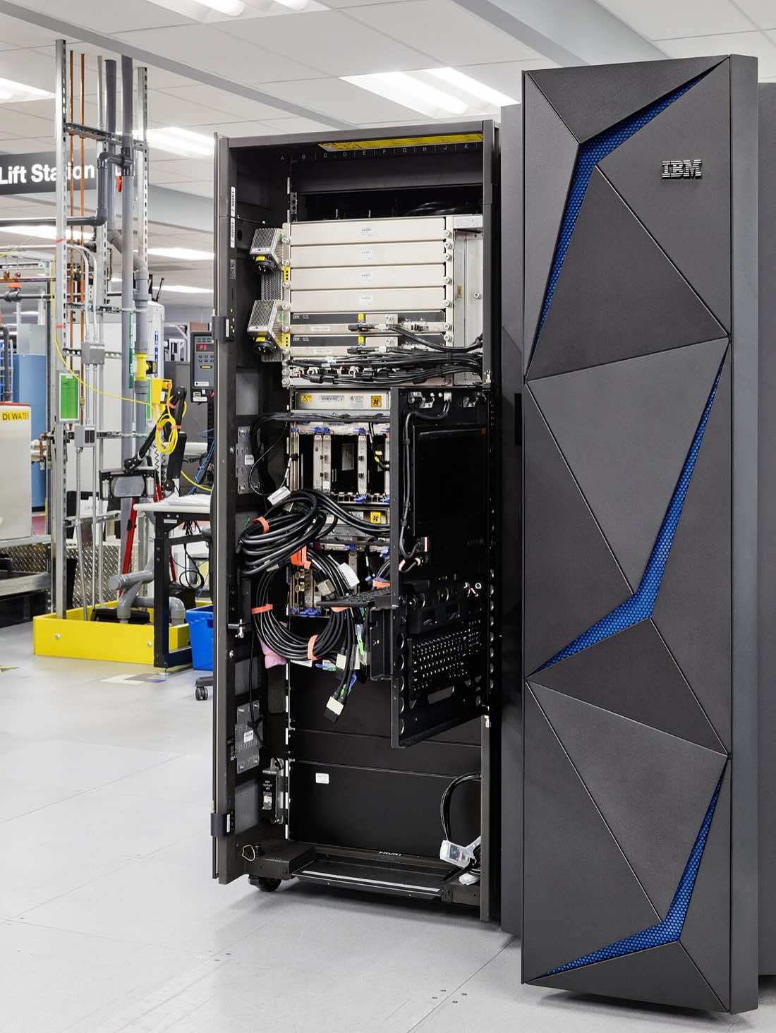 Gabinete escuro de um mainframe IBM Z exposto em um evento