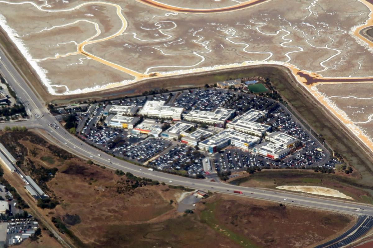 Vista aérea do campus da Meta em Menlo Park, na Califórnia