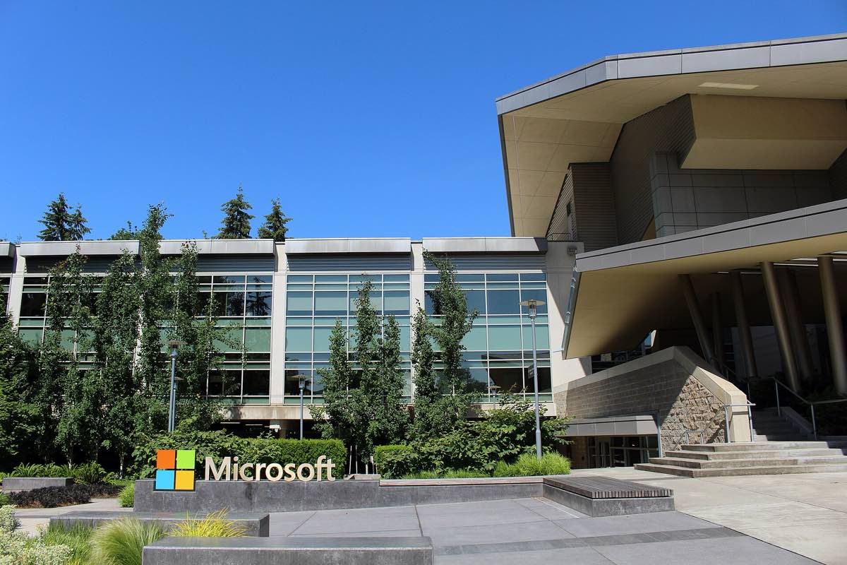 Fachada do Prédio 92 no campus da Microsoft em Redmond, com o logotipo da empresa
