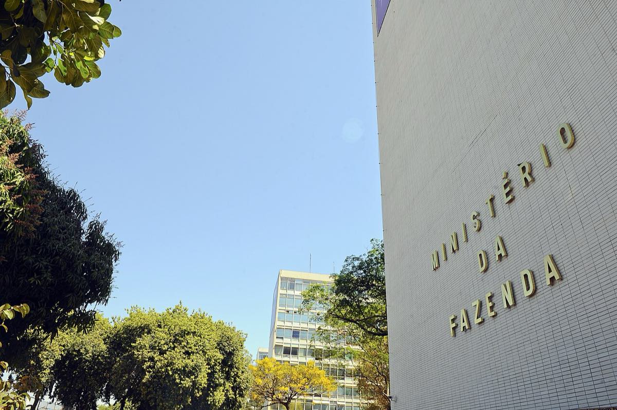 Fachada do edifício do Ministério da Fazenda em Brasília, com as letras douradas do nome na parede