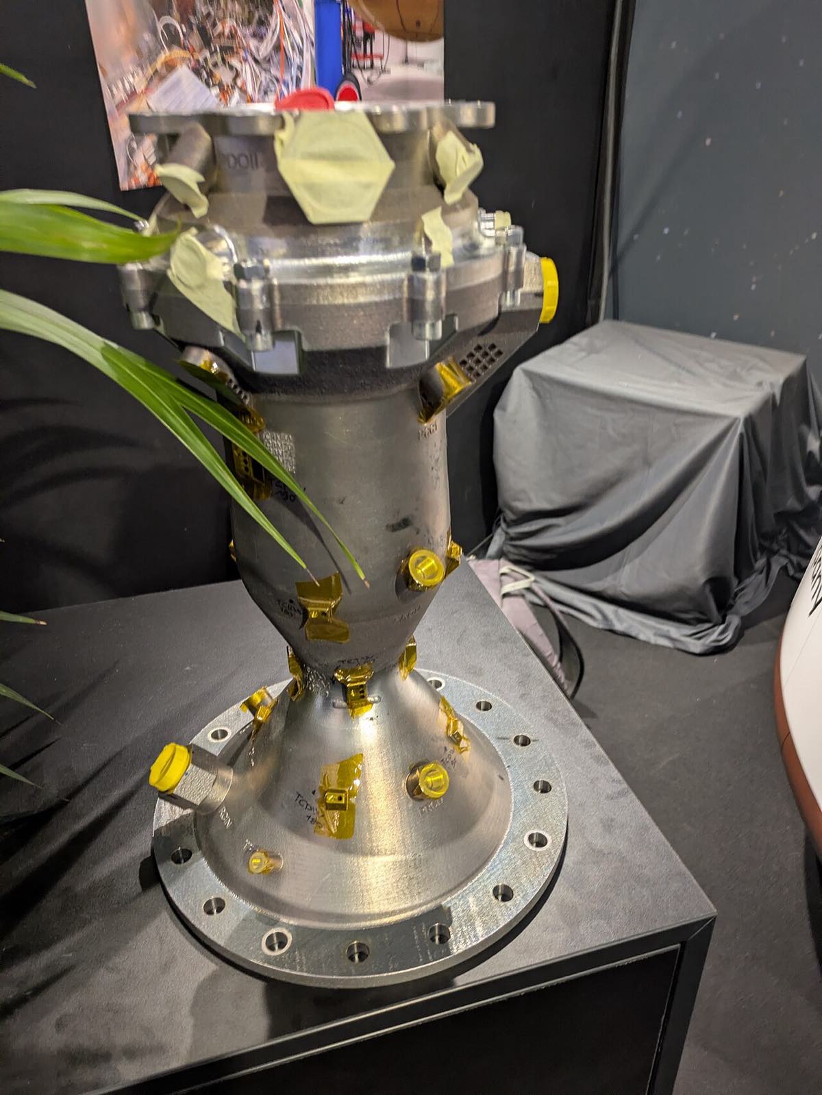 Motor de foguete da The Exploration Company exposto em estande no Salão Aeronáutico de Le Bourget, em 2025, com a tubeira voltada para o visitante