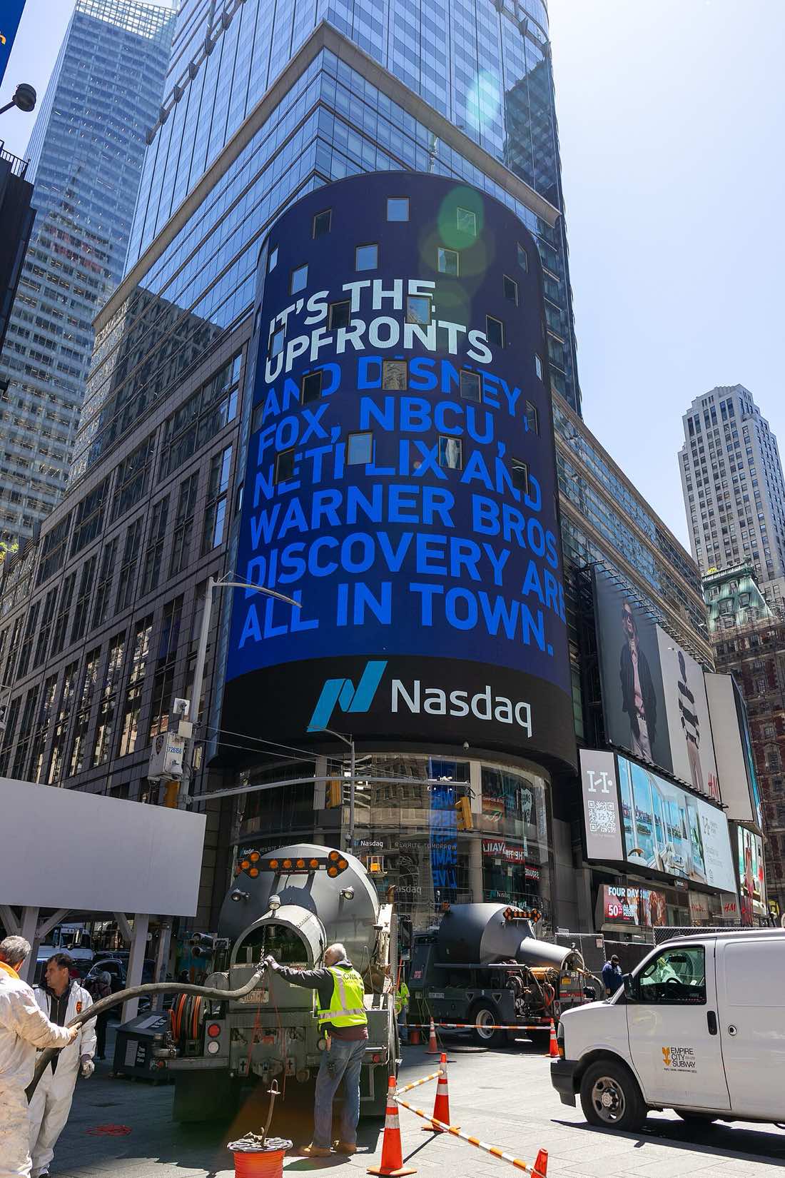 Torre da Nasdaq iluminada com painéis eletrônicos.