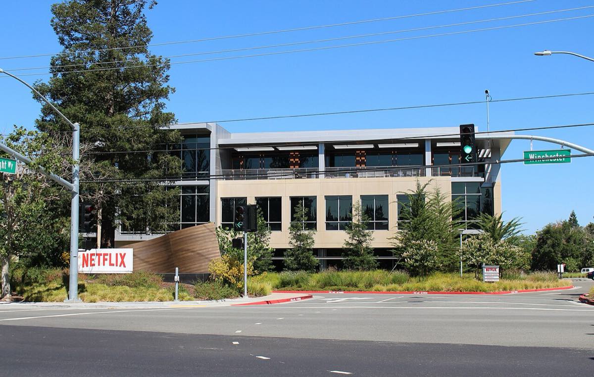 Prédio da sede da Netflix em Los Gatos, Califórnia, com o letreiro da empresa na fachada