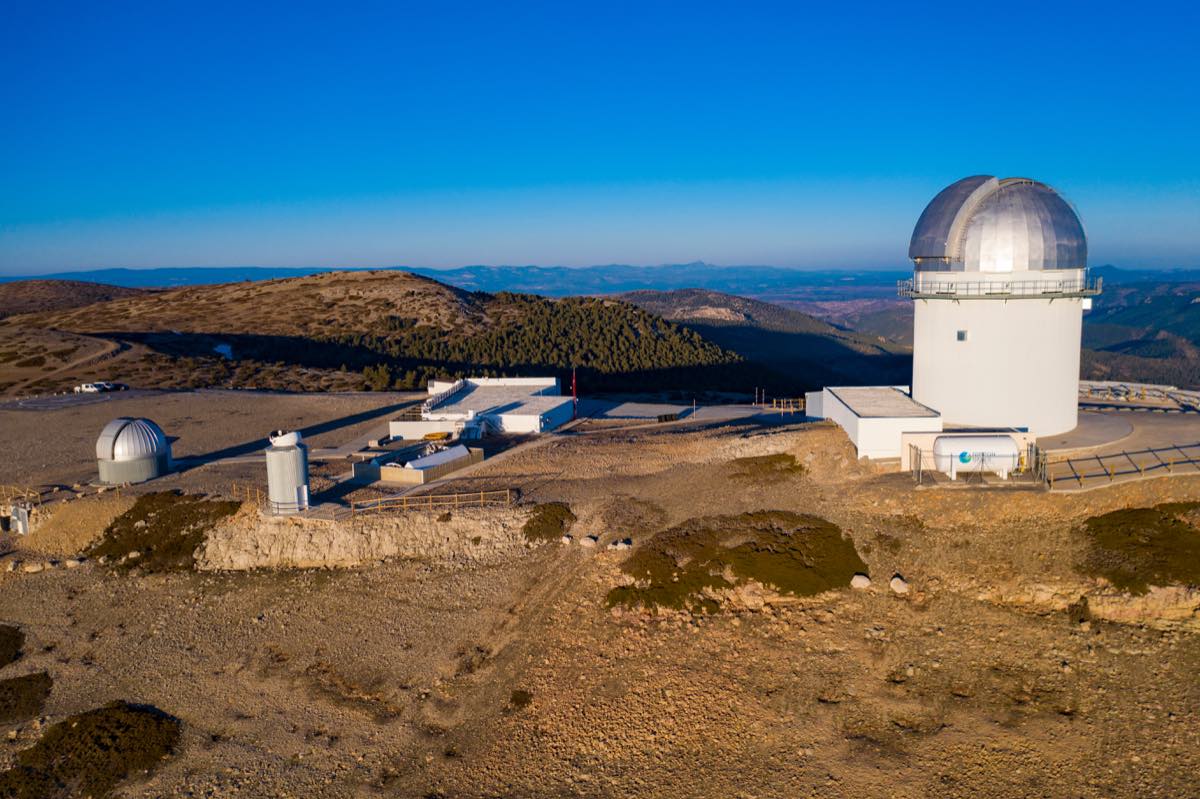 Observatório Astrofísico de Javalambre no alto de uma serra em Teruel, na Espanha, com a cúpula principal metálica sob céu limpo