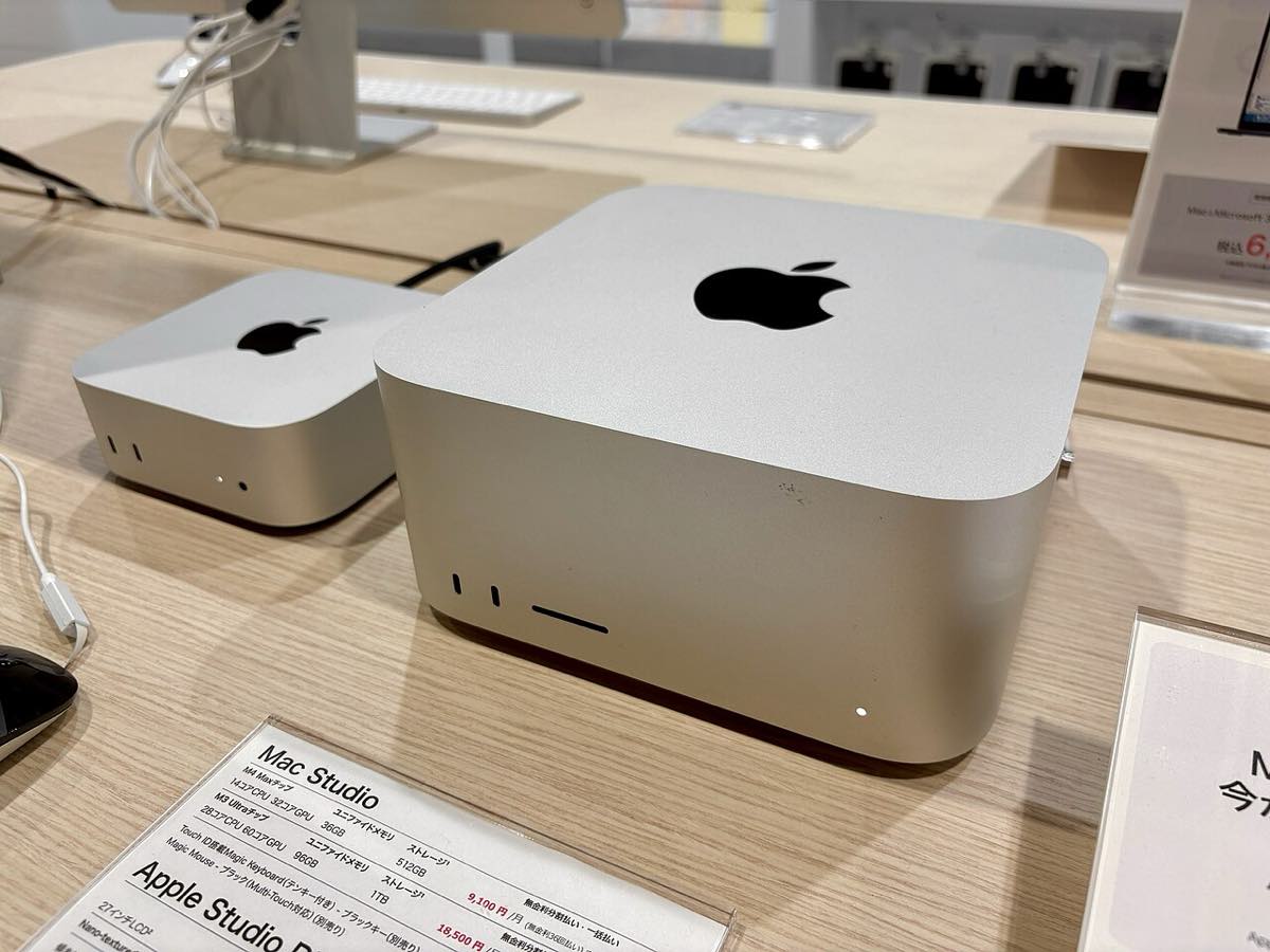 Um Mac mini e um Mac Studio da Apple lado a lado sobre uma superfície clara, mostrando os dois gabinetes compactos de alumínio.
