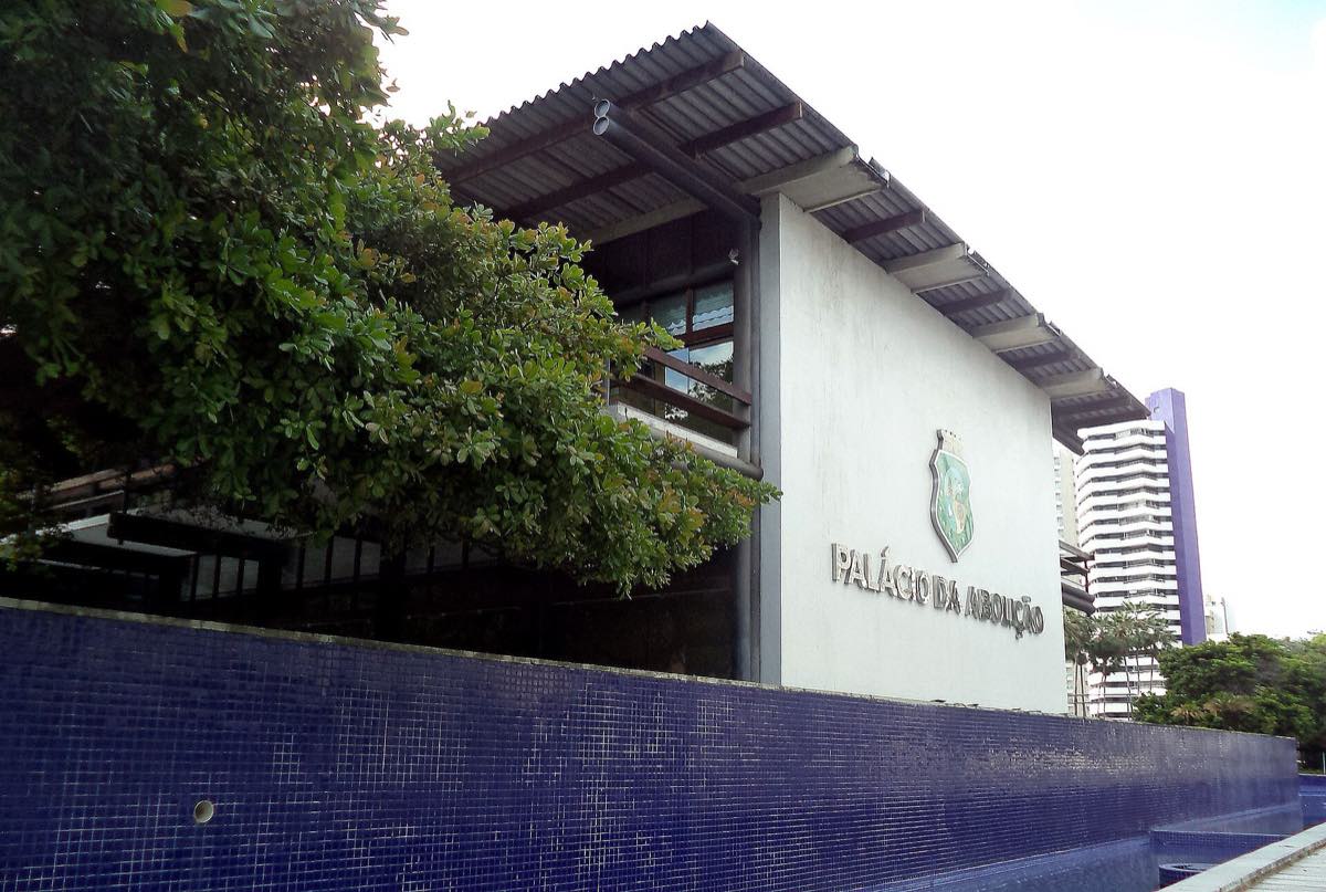 Fachada modernista do Palácio da Abolição, em Fortaleza, sede do governo do Ceará, com pilares de concreto e jardim à frente