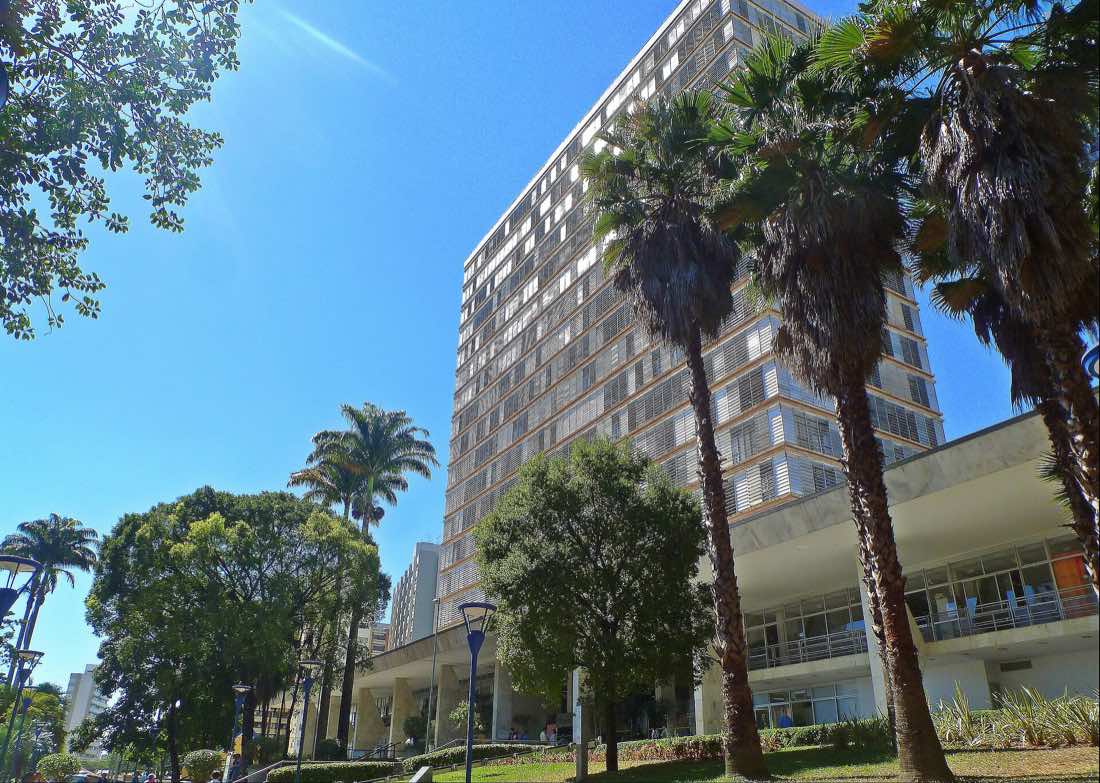 Fachada modernista do Palácio dos Jequitibás, sede da Prefeitura de Campinas, com árvores à frente.